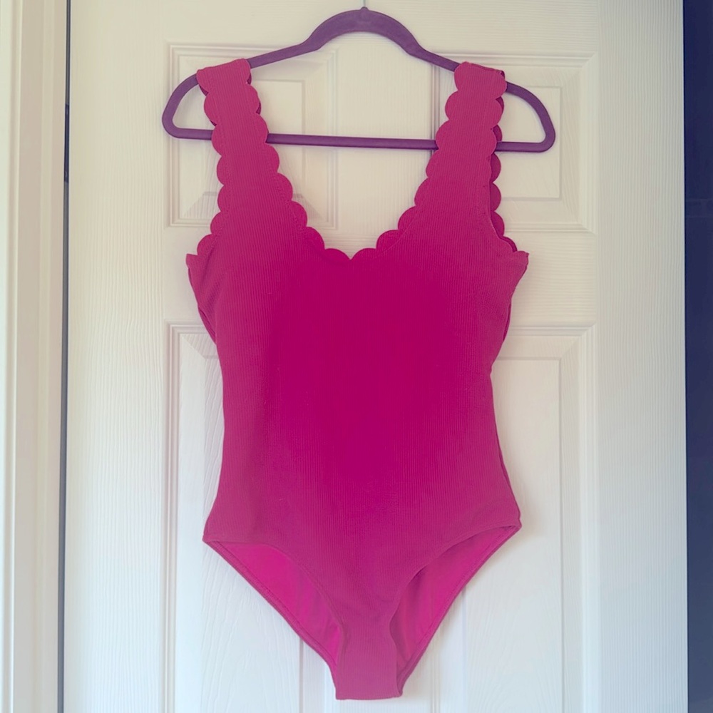 Scallop edge one piece